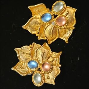 Elegant & EUC vintage gold-tone floral clip-on earrings